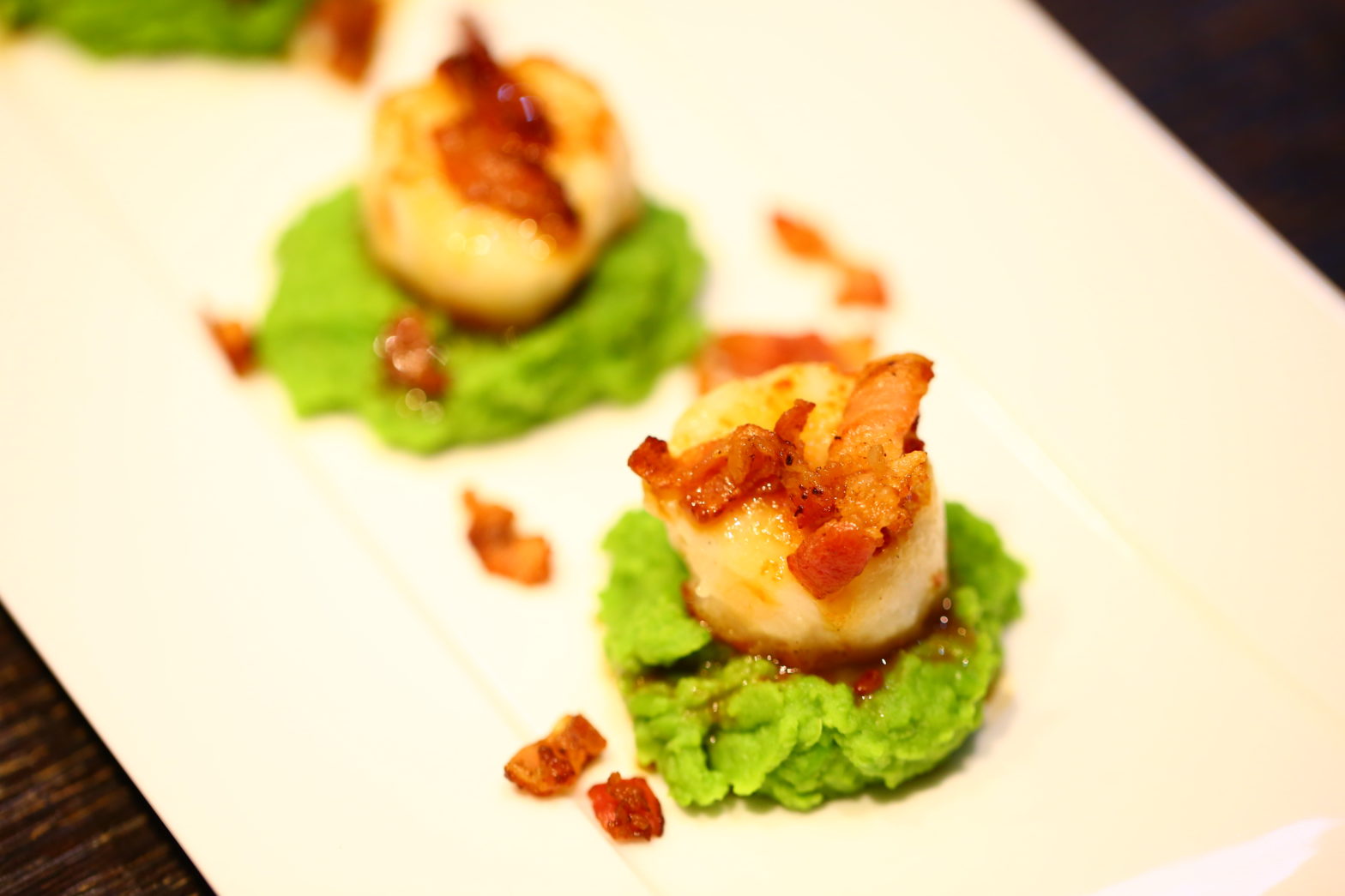 Hřebenatky se slaninou a hráškovým pyré